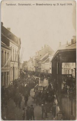 Turnhout. Botermarkt. - Broodverkoop op 21 april 1915.