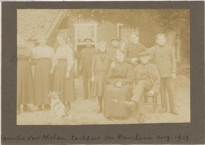Foto Familie Van Alphen, pachter v.d. Damhoeve 