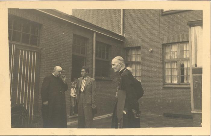 Mgr. Van Cauwenbergh bij E.H. Van Dun (inwijding kapel)