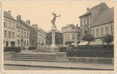 Turnhout Zegeplaats met Monument.