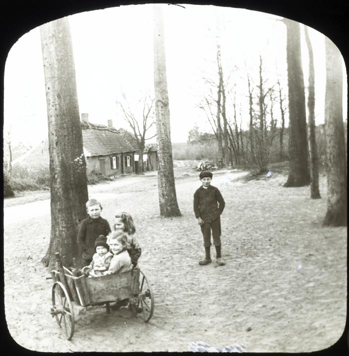 Casterlee - spelende kinderen - P. Van Hal