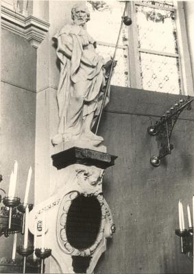 Begijnhofkerk: beeld van H. Jacobus apostel