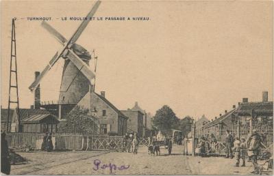 Turnhout. - Le moulin et le passage à niveau