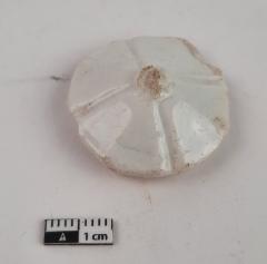 Dekseltje van potje, onderdeel van een poppenhuisserviesje