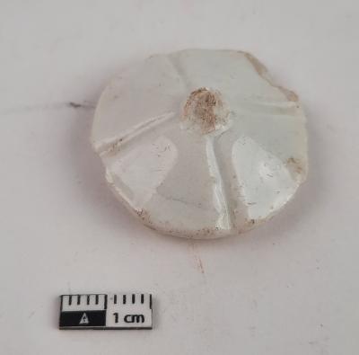 Dekseltje van potje, onderdeel van een poppenhuisserviesje