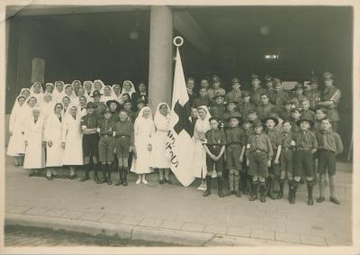 Foto van leden van het Rode Kruis en scouts