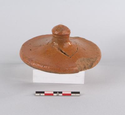 Dekseltje in roodbakkend aardewerk 