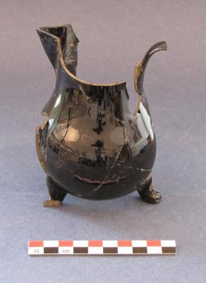 Peervormige chocoladekan in blackware