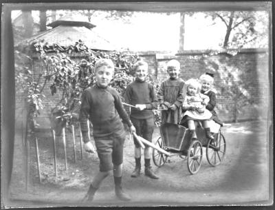Vijf kinderen met een karretje