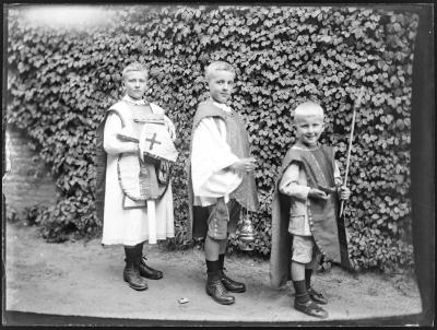 Droie verklede jongens