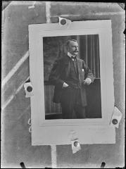 Ingekaderde portretfoto van een onbekende man