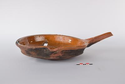 Bakpan in roodbakkend aardewerk