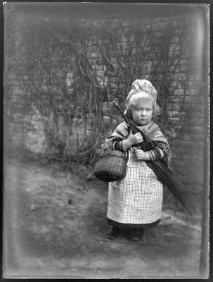 Meisje in klederdracht