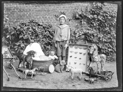 Jongen met speelgoedverzameling