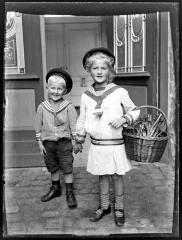 Meisje en jongen in matrozenpak