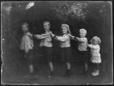 Vijf kinderen op een rij van groot naar klein