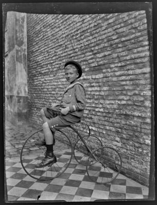 Jongen op driewieler