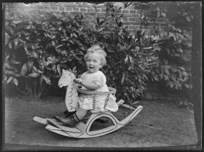 Kind in een schommelpaard