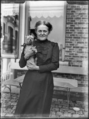 Portret van vrouw met hondje