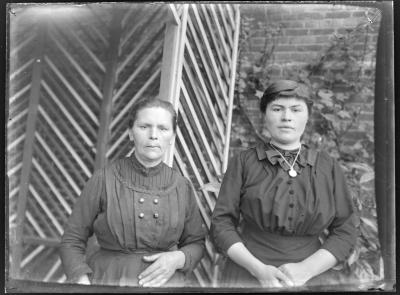 Portret van twee vrouwen
