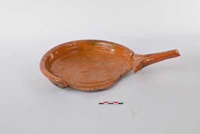 Bakpan in roodbakkend aardewerk 