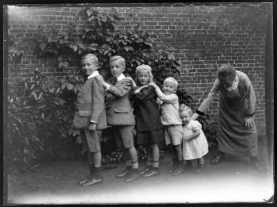Vijf kinderen (van groot naar klein) met vrouw