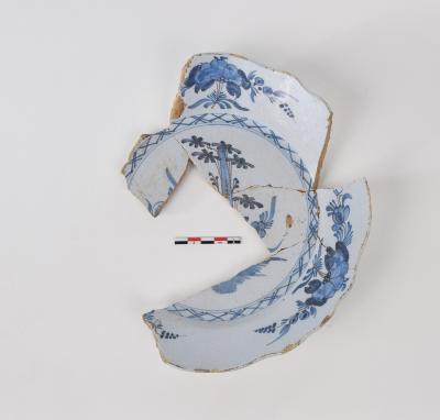 Bordje in faience met kobaltblauwbeschildering