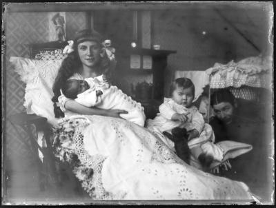 Portret van een vrouw met baby, een klein kind en een man