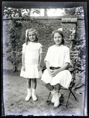 Portret van twee jonge meisjes