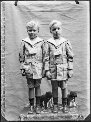 Portret van twee kleine jongetjes