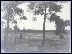 Twee kinderen in een heidelandschap