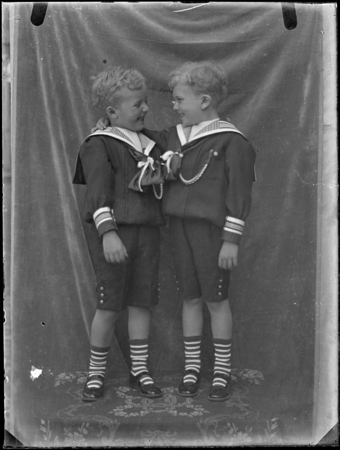 Potret van twee kleine jongens.