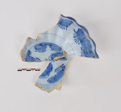 Plooischotel in faience met kobaltblauwbeschildering