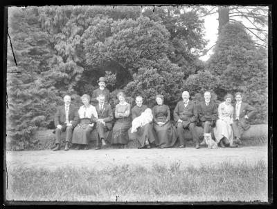 Familiefoto met elf personen en een baby.