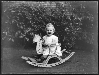 Kind in een schommelpaard