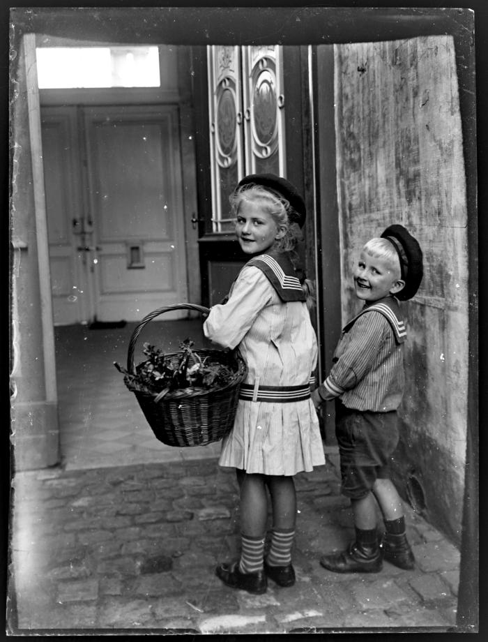 Meisje en jongen in matrozenpak