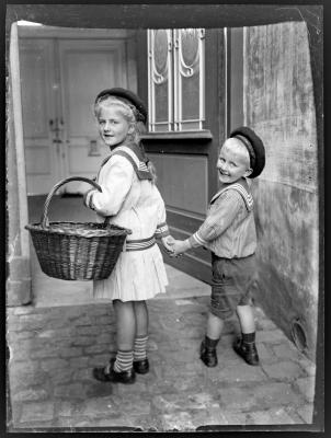 Meisje en jongen in matrozenpak