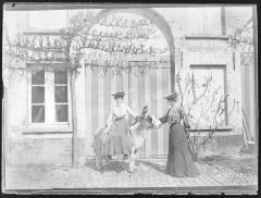 Twee vrouwen waarvan één gezeten op een ezel