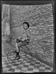 Jongen op driewieler