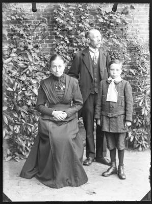 Portret van een ouder echtpaar en kleine jongen