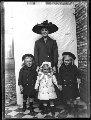 Vrouw met drie kinderen