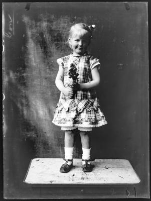 Meisje met bloementuil