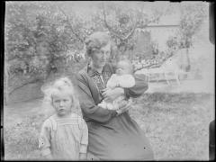 Familieportret M. Caron-Boone met Marie Therèse en Josée