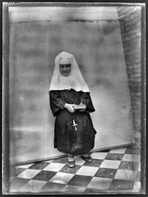 Meisje verkleed als nonnetje