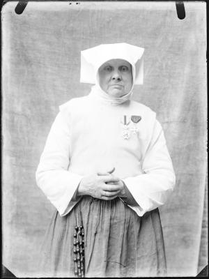 Portret van een gedecoreerde zuster