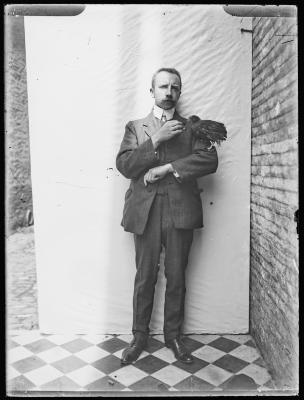 Man met vogel op de arm