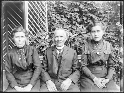 Familieportret van een man en twee vrouwen