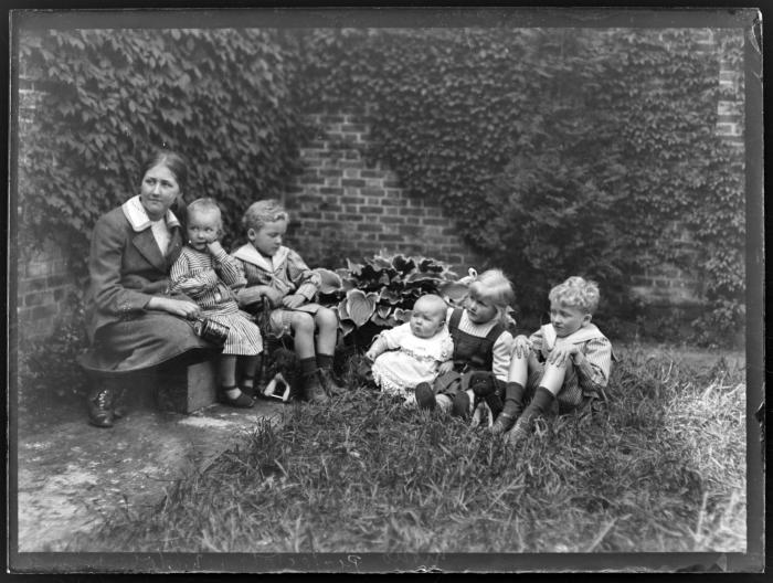 Vrouw met vier kinderen en een baby