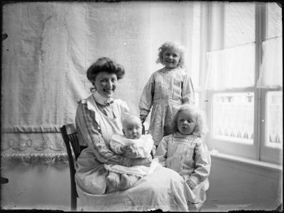 Vrouw met twee meisjes en een baby