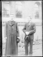 Een geestelijke en een jongeman